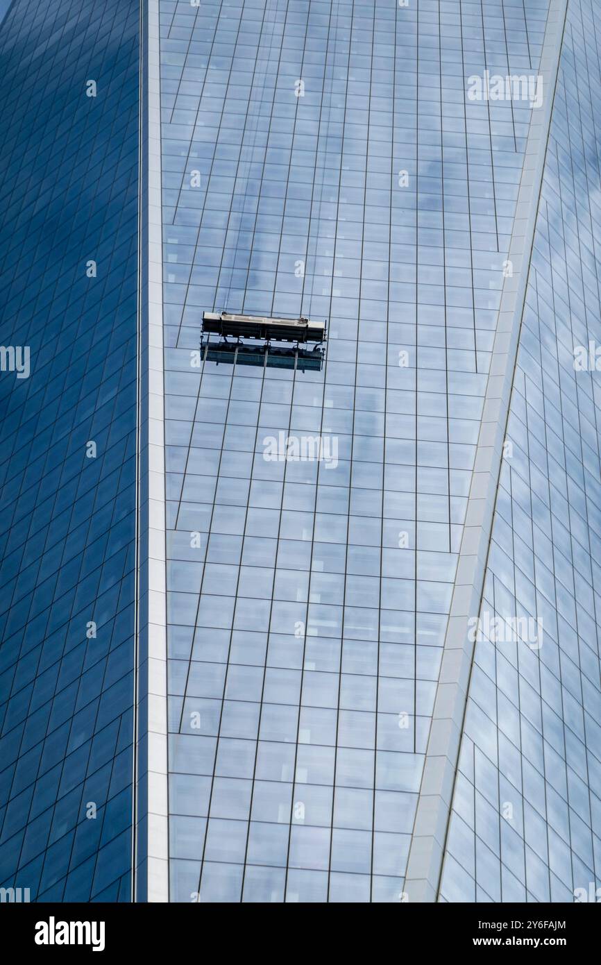 Lavavetri sul One World Trade Center, altrimenti noto come Freedom Tower, Lower Manhattan, New York City, NY, USA Foto Stock