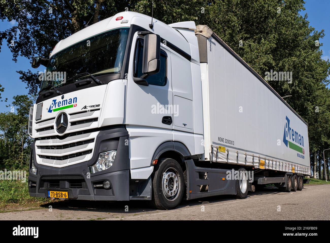 Breman Mercedes-Benz Actros Truck con rimorchio con telone Foto Stock