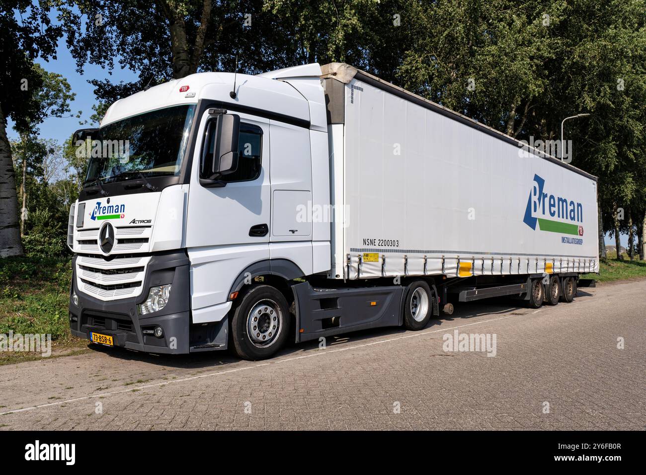 Breman Mercedes-Benz Actros Truck con rimorchio con telone Foto Stock