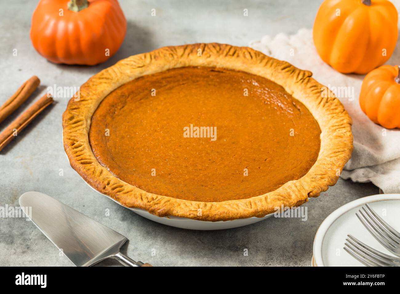 Torta di zucca fatta in casa Thankskgiving con panna montata per le feste Foto Stock