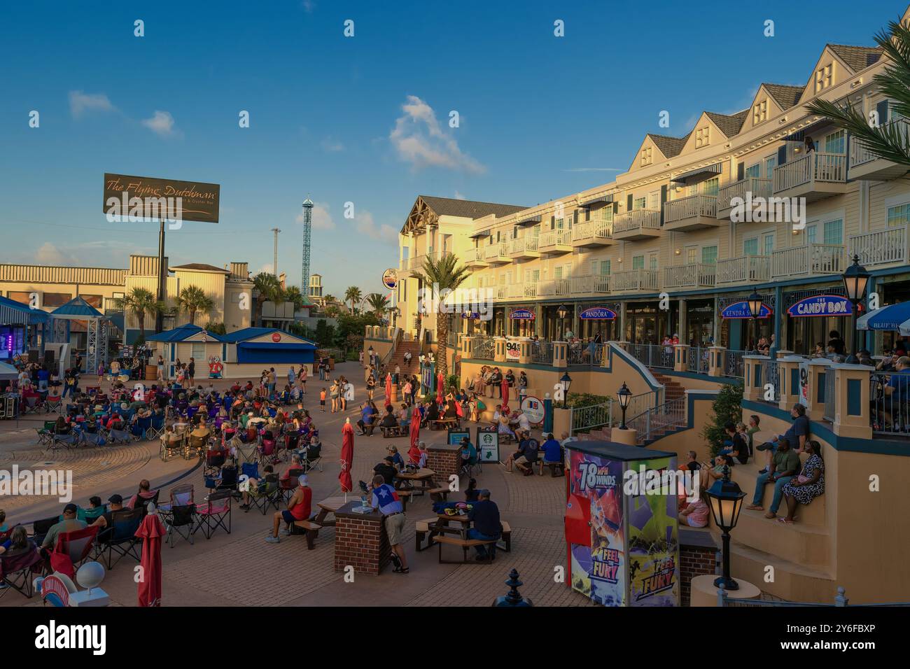 Kemah, Texas, USA - 21 giugno 2024: Intrattenimento sulla Plaza al Kemah Boardwalk. Foto Stock