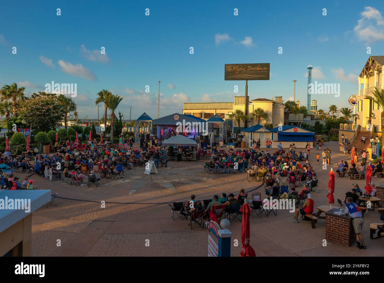 Kemah, Texas, USA - 21 giugno 2024: Intrattenimento sulla Plaza al Kemah Boardwalk. Foto Stock