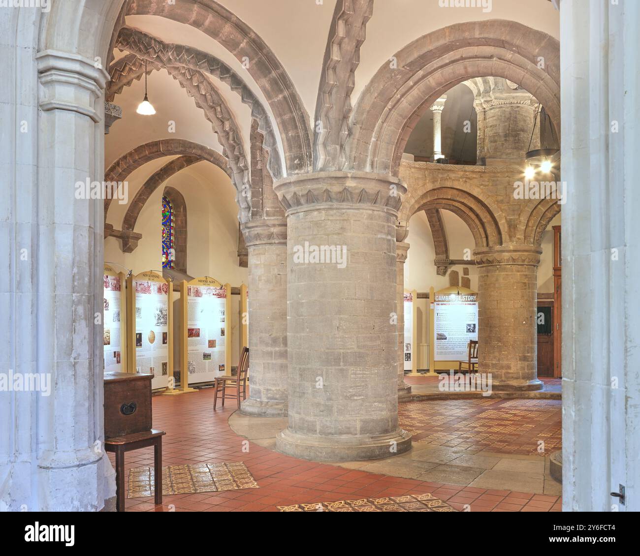 Colonne rotonde nella Chiesa del Santo Sepolcro, una chiesa cristiana tonda fondata nel XII secolo a Cambridge, in Inghilterra. Foto Stock