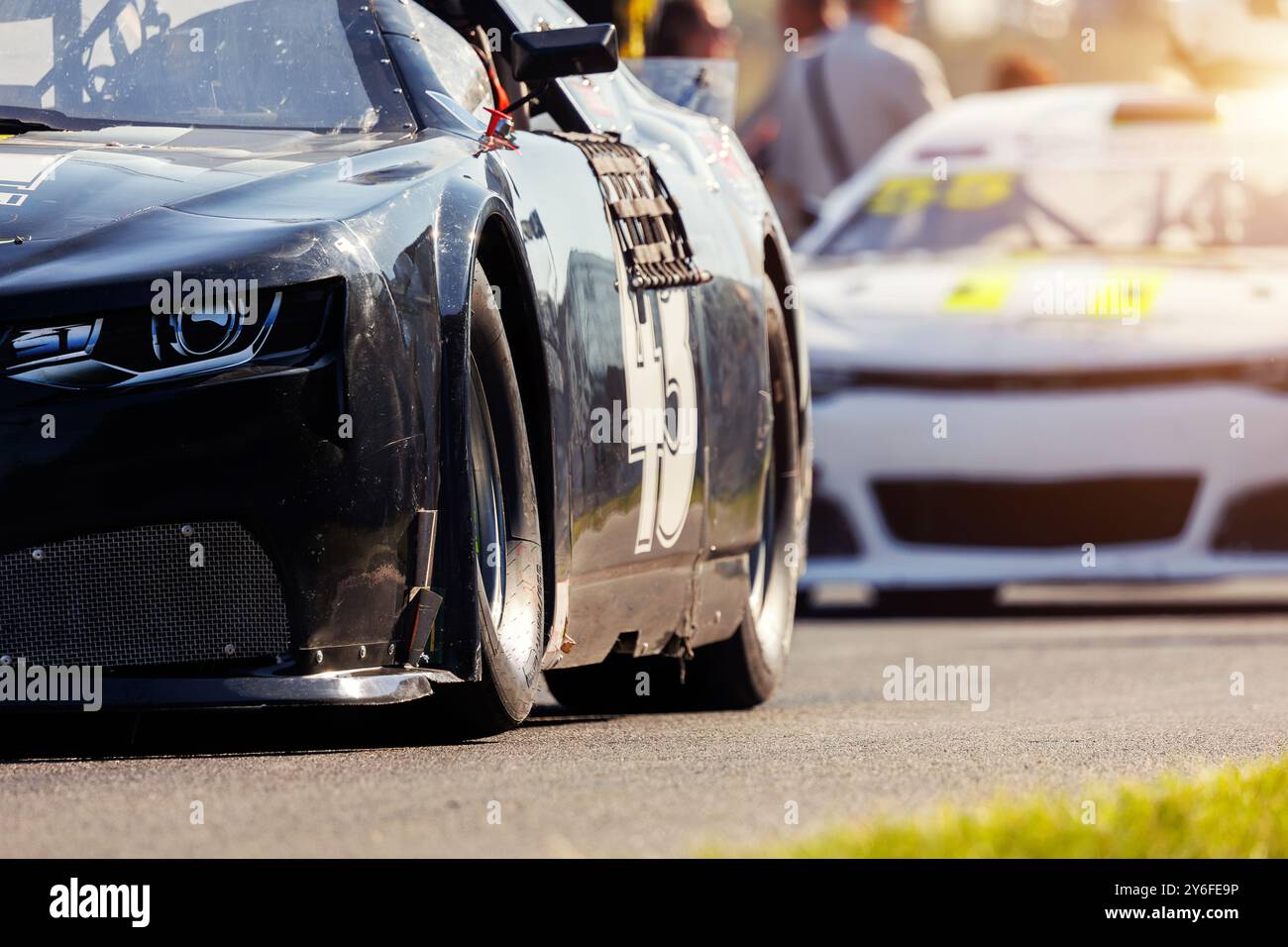 Vista posteriore posteriore Nascar Whelen serie euro bianca da corsa auto sportiva da corsa pronta per la gara. Motorsports Team. Griglia di partenza dell'autodromo Foto Stock