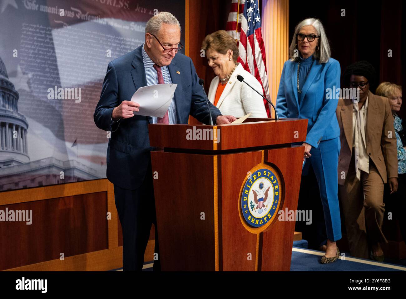 Washington, Stati Uniti. 25 settembre 2024. Il senatore Chuck Schumer (D-N.Y.), leader della maggioranza del Senato, a sinistra, arriva per una conferenza stampa sull'ACA e l'assistenza sanitaria con altri democratici, al Campidoglio degli Stati Uniti, a Washington, DC, mercoledì 25 settembre, 2024. (Graeme Sloan/Sipa USA) credito: SIPA USA/Alamy Live News Foto Stock