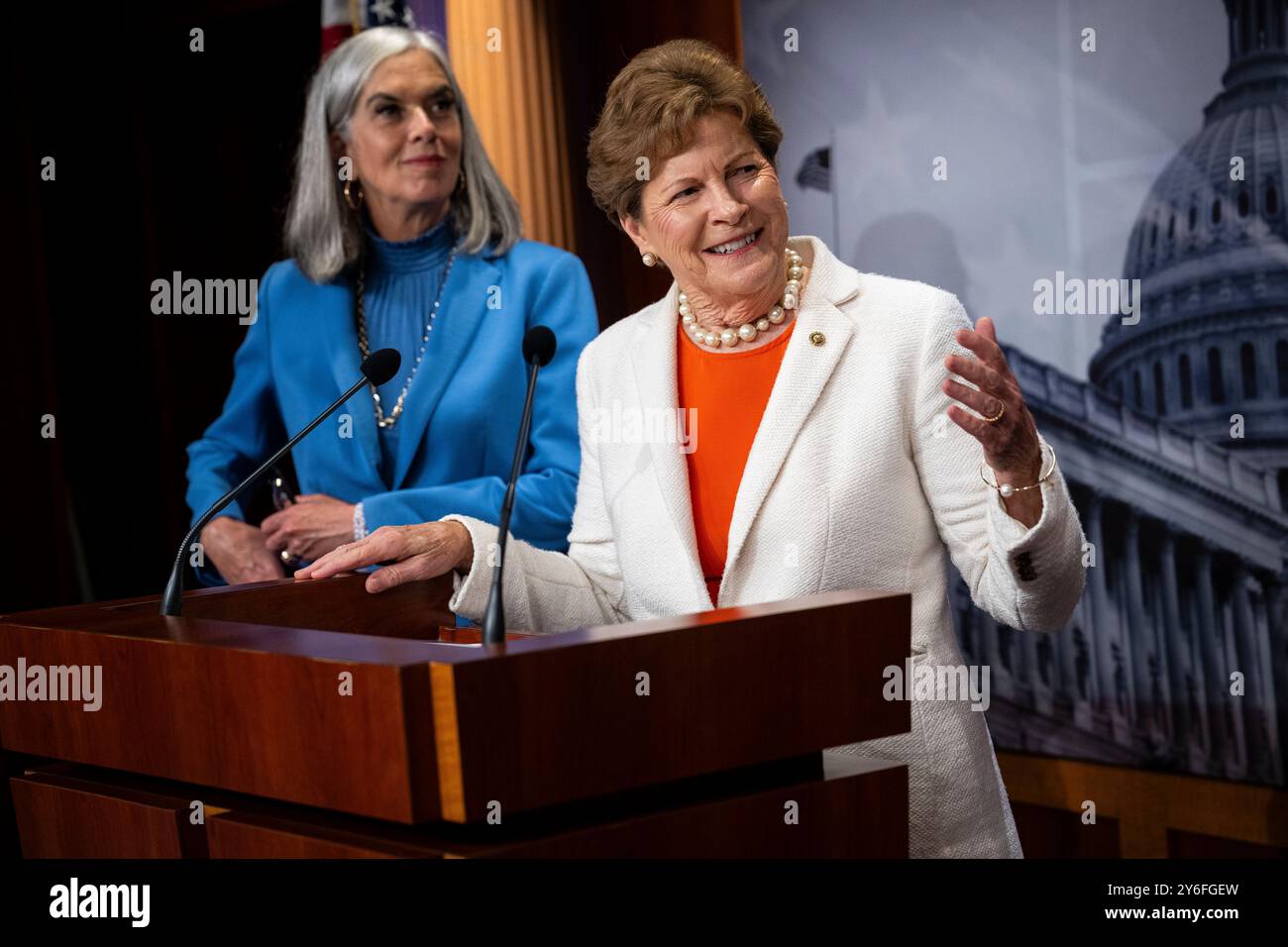 Washington, Stati Uniti. 25 settembre 2024. La senatrice Jeanne Shaheen (D-N.H.) parla durante una conferenza stampa sull'ACA e l'assistenza sanitaria con altri democratici, al Campidoglio degli Stati Uniti, a Washington, DC, mercoledì 25 settembre, 2024. (Graeme Sloan/Sipa USA) credito: SIPA USA/Alamy Live News Foto Stock