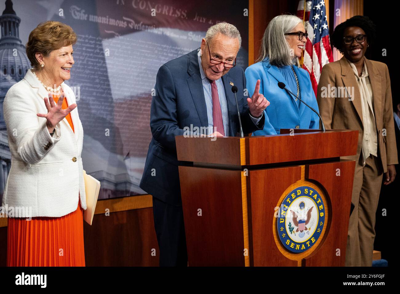 Washington, Stati Uniti. 25 settembre 2024. Senatore Chuck Schumer (D-N.Y.), leader della maggioranza del Senato, centro, durante una conferenza stampa sull'ACA e l'assistenza sanitaria con altri democratici, presso il Campidoglio degli Stati Uniti, a Washington, DC, mercoledì 25 settembre, 2024. (Graeme Sloan/Sipa USA) credito: SIPA USA/Alamy Live News Foto Stock