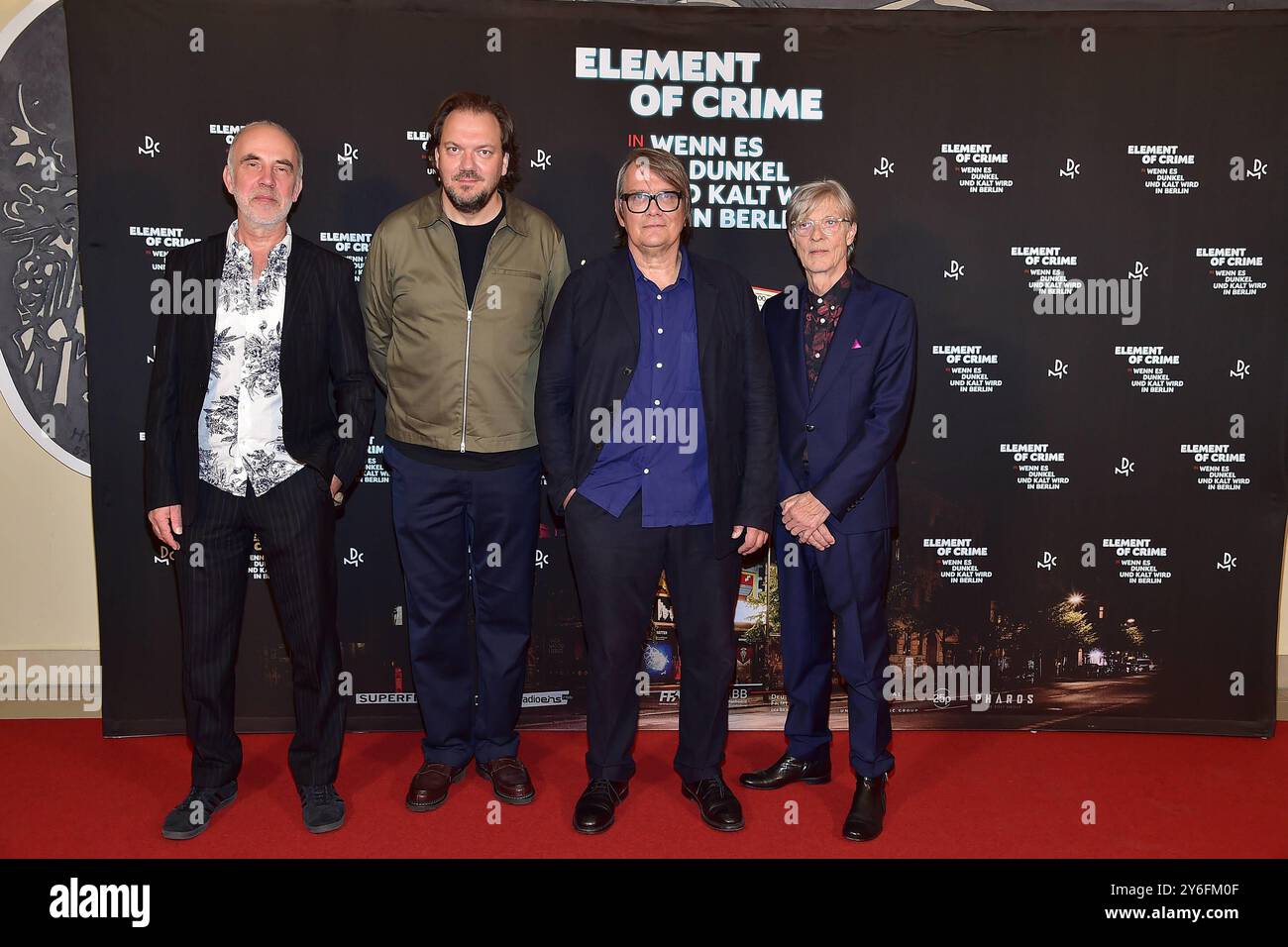 Charly Hübner DOKU mit ELEMENT OF CRIME Jakob Ilja, Charly Huebner, Sven Regner, Richard Pappik Ankunft zur Premiere Der neue Dokumentarfilm von Charly Hübner mit der Band ELEMENT OF CRIME in WENN es DUNKEL UND KALT WIRD A BERLINO AM 25.09.2024 *** Charly Hübner DOKU with ELEMENT of CRIME Jakob Ilja, Charly Huebner, Sven Regner, Richard Pappik arriva in anteprima il nuovo documentario di Charly Hübner con la band ELEMENT OF CRIME in WENN es DUNKEL UND KALT WIRD A BERLINO il 25 09 2024 Photopress Mueller Foto Stock