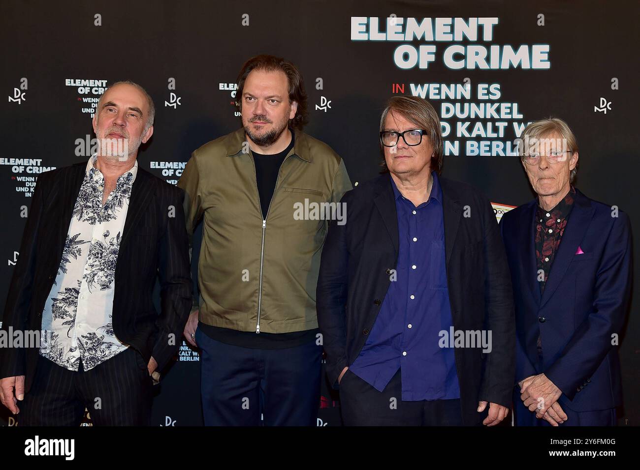 Charly Hübner DOKU mit ELEMENT OF CRIME Jakob Ilja, Charly Huebner, Sven Regner, Richard Pappik Ankunft zur Premiere Der neue Dokumentarfilm von Charly Hübner mit der Band ELEMENT OF CRIME in WENN es DUNKEL UND KALT WIRD A BERLINO AM 25.09.2024 *** Charly Hübner DOKU with ELEMENT of CRIME Jakob Ilja, Charly Huebner, Sven Regner, Richard Pappik arriva in anteprima il nuovo documentario di Charly Hübner con la band ELEMENT OF CRIME in WENN es DUNKEL UND KALT WIRD A BERLINO il 25 09 2024 Photopress Mueller Foto Stock
