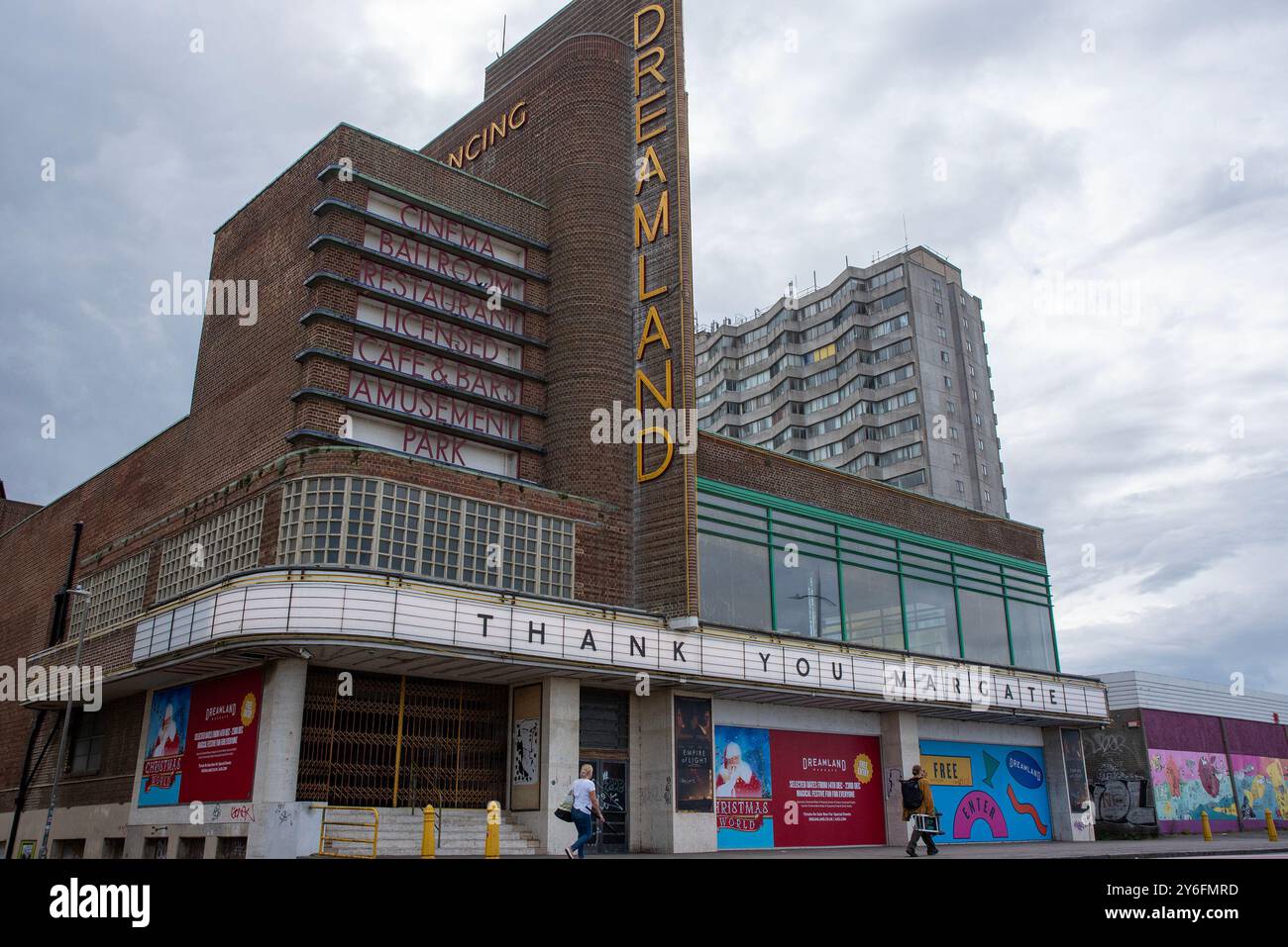 La gente cammina fuori dal Dreamland a Margate. Dreamland Margate è considerato uno dei parchi divertimenti più antichi della Gran Bretagna. È aperto dal 1880, ma il nome Dreamland non è stato utilizzato fino al 1920. E il regista britannico, Sam Mendez, il film "l'Impero della luce" è stato girato qui. Foto Stock