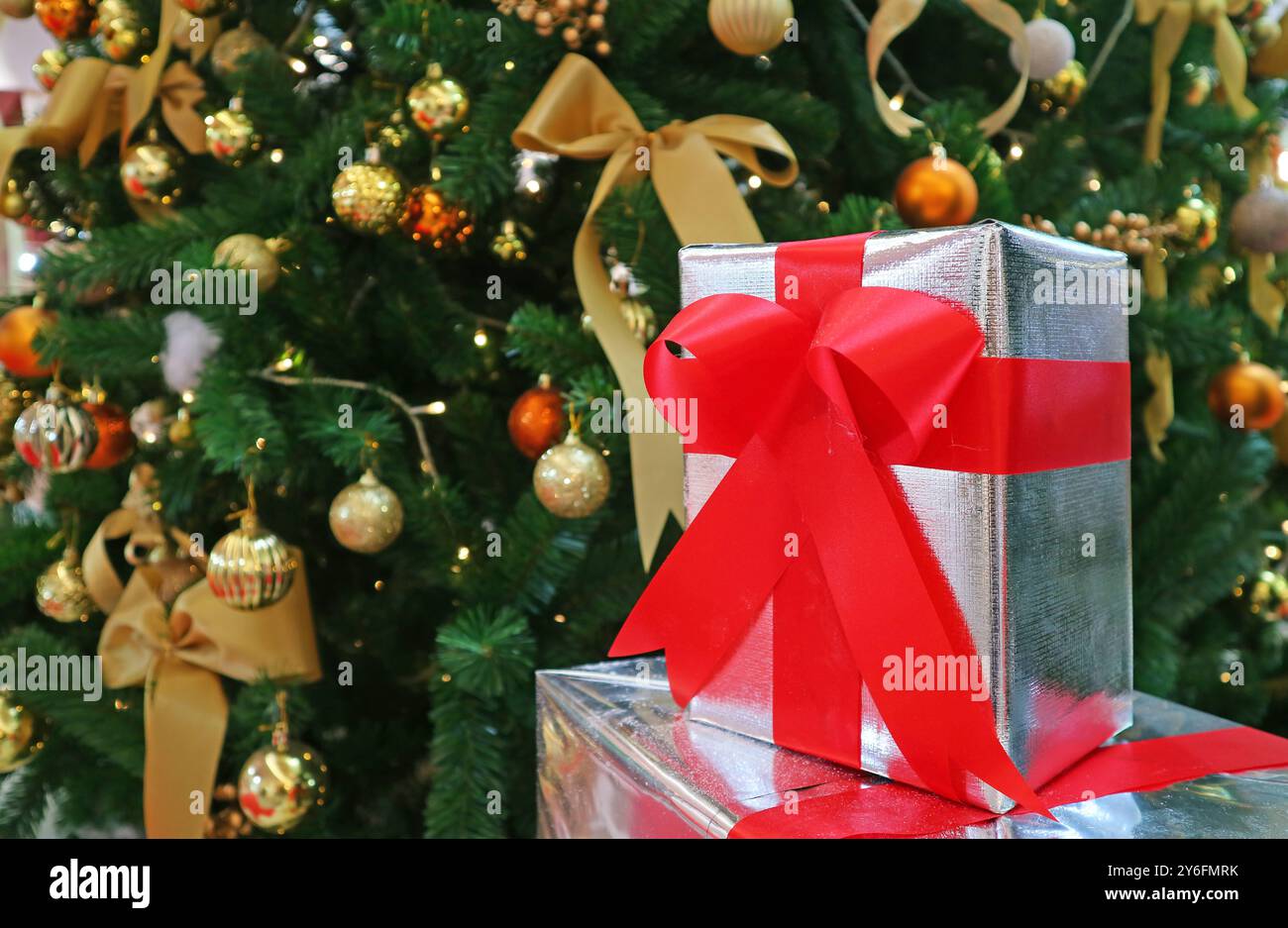 Decorazioni natalizie con albero di Natale riempito di ornamento e pila di confezioni regalo Foto Stock