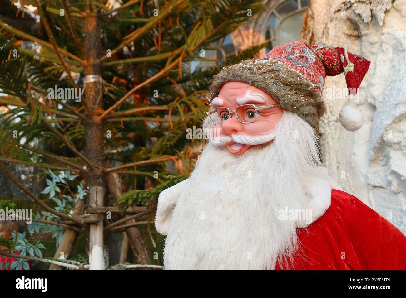 Primo piano di Babbo Natale con l'albero di Natale sfocato sullo sfondo Foto Stock