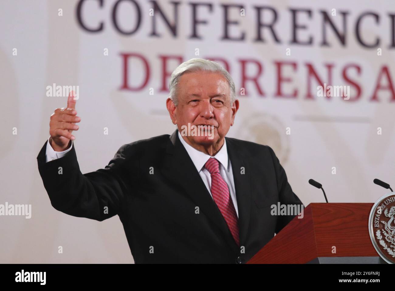 Città del Messico, Messico. 25 settembre 2024. Il presidente messicano Andres Manuel Lopez Obrador parla della lettera che ha inviato ai genitori dei 43 dispersi Ayotzinapa normalistas, alla conferenza informativa di fronte ai media, al Palazzo Nazionale. Il 25 settembre 2024 a città del Messico, Messico. (Foto di Carlos Santiago/ credito: Eyepix Group/Alamy Live News Foto Stock