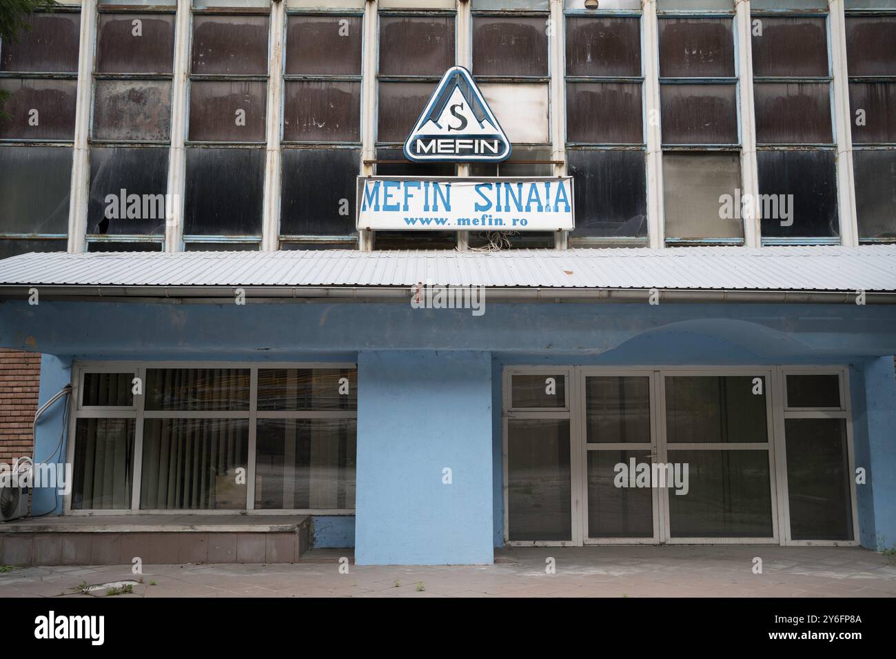Sinaia, Romania - 25 settembre 2024 - edificio industriale abbandonato Mefin Sinaia in Romania Foto Stock