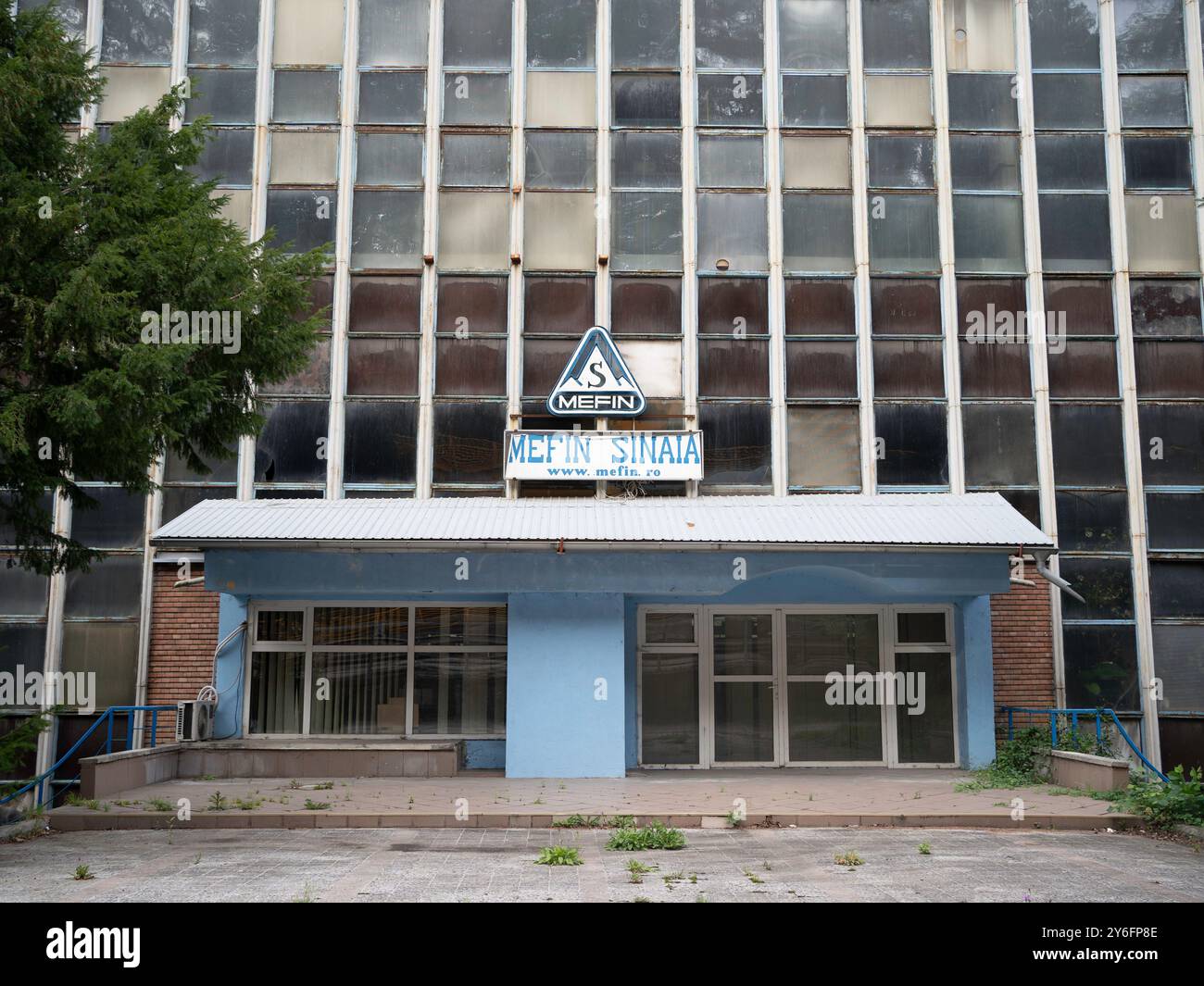 Sinaia, Romania - 25 settembre 2024 - edificio industriale abbandonato Mefin Sinaia in Romania Foto Stock