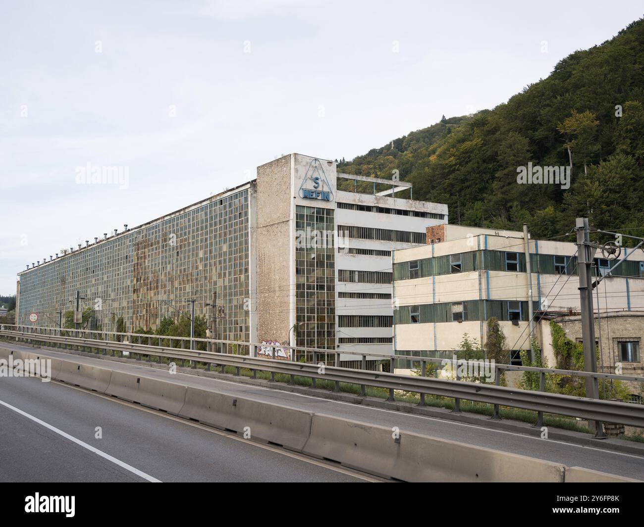Sinaia, Romania - 25 settembre 2024 - edificio industriale abbandonato Mefin Sinaia in Romania Foto Stock