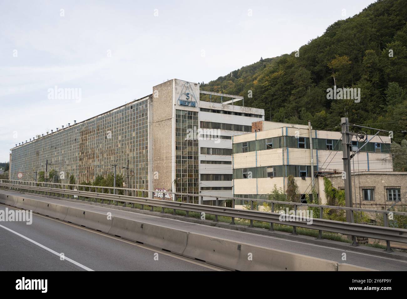 Sinaia, Romania - 25 settembre 2024 - edificio industriale abbandonato Mefin Sinaia in Romania Foto Stock