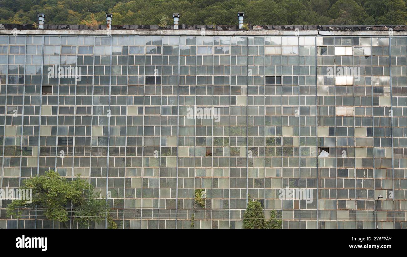 Sinaia, Romania - 25 settembre 2024 - edificio industriale abbandonato Mefin Sinaia in Romania Foto Stock