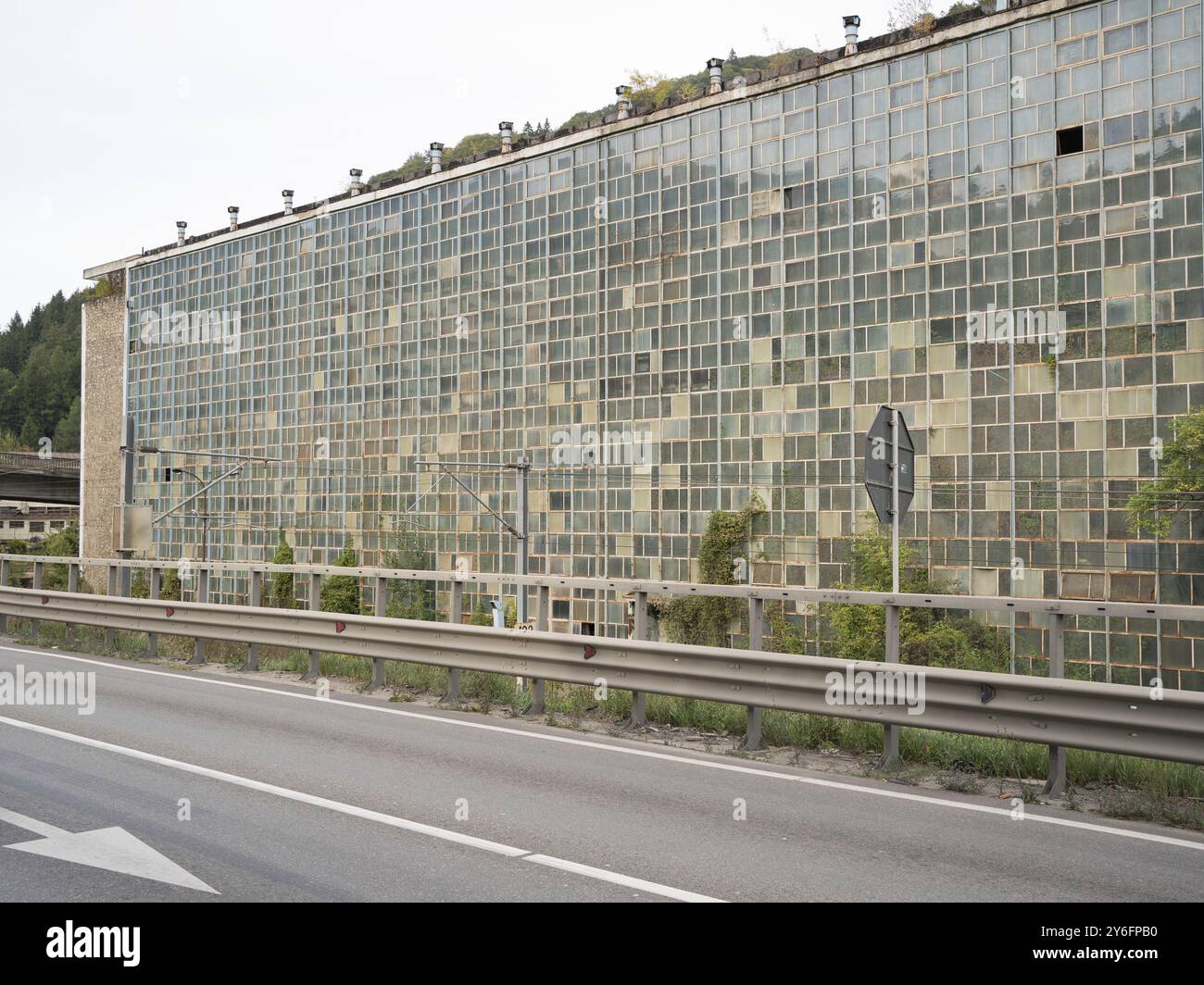 Sinaia, Romania - 25 settembre 2024 - edificio industriale abbandonato Mefin Sinaia in Romania Foto Stock