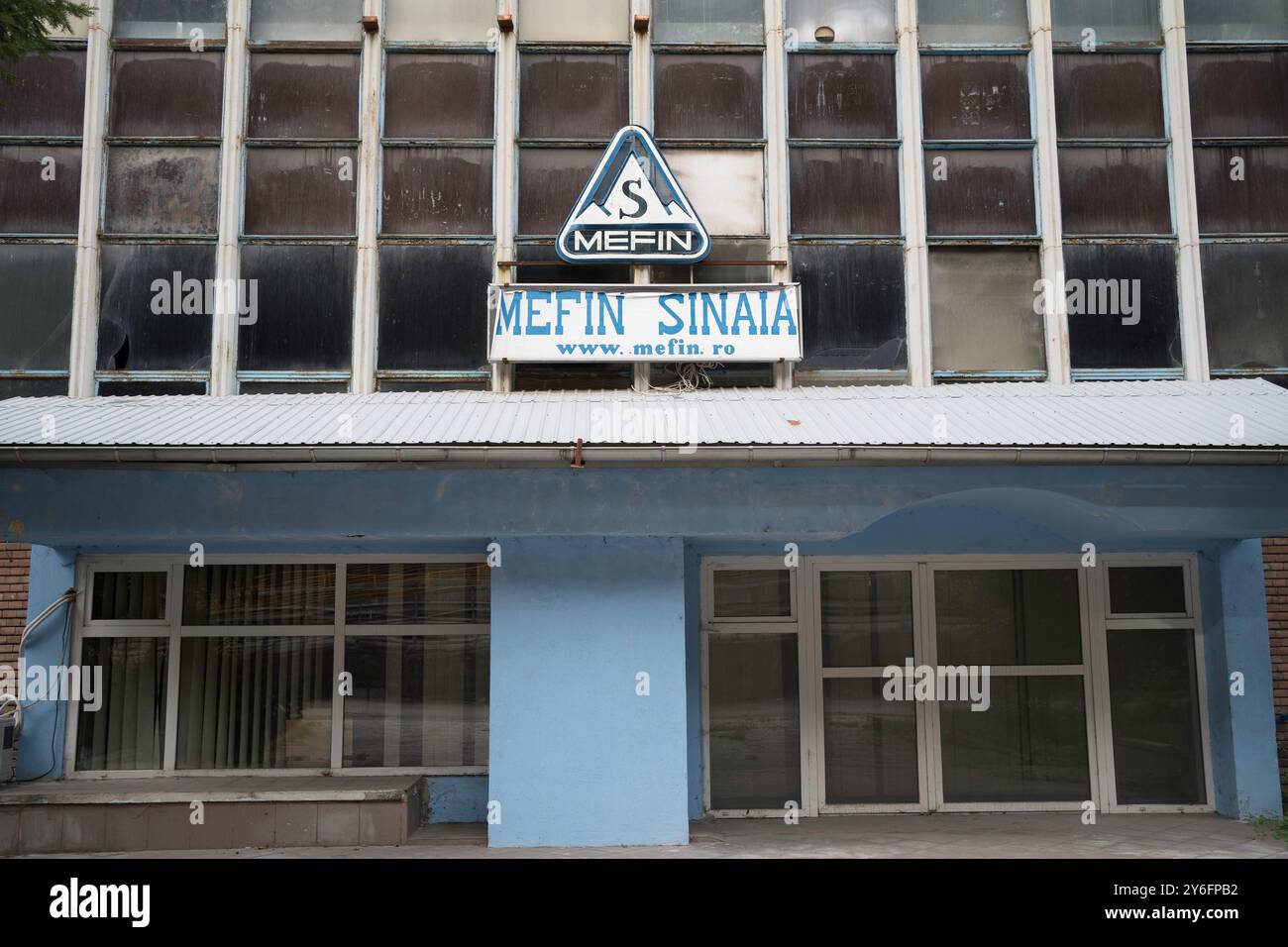 Sinaia, Romania - 25 settembre 2024 - edificio industriale abbandonato Mefin Sinaia in Romania Foto Stock