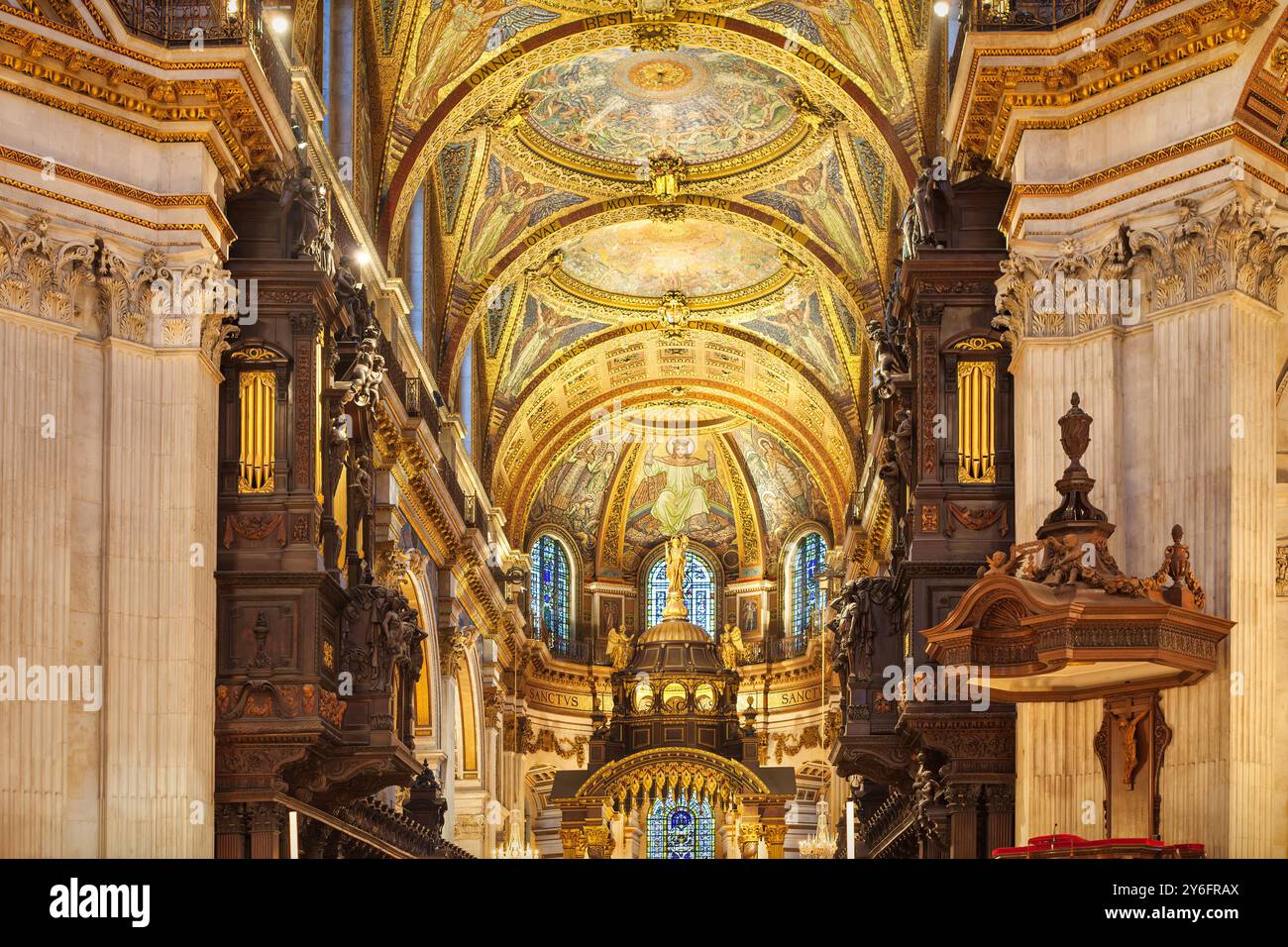 Interni illuminati della Cattedrale di St. Paul a Londra, Inghilterra, Regno Unito. Foto Stock