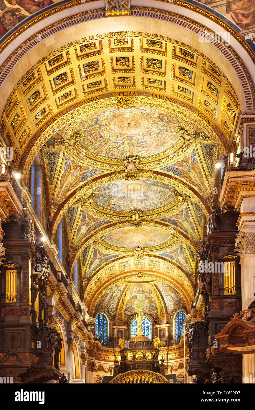 Interni illuminati della Cattedrale di St. Paul a Londra, Inghilterra, Regno Unito. Foto Stock