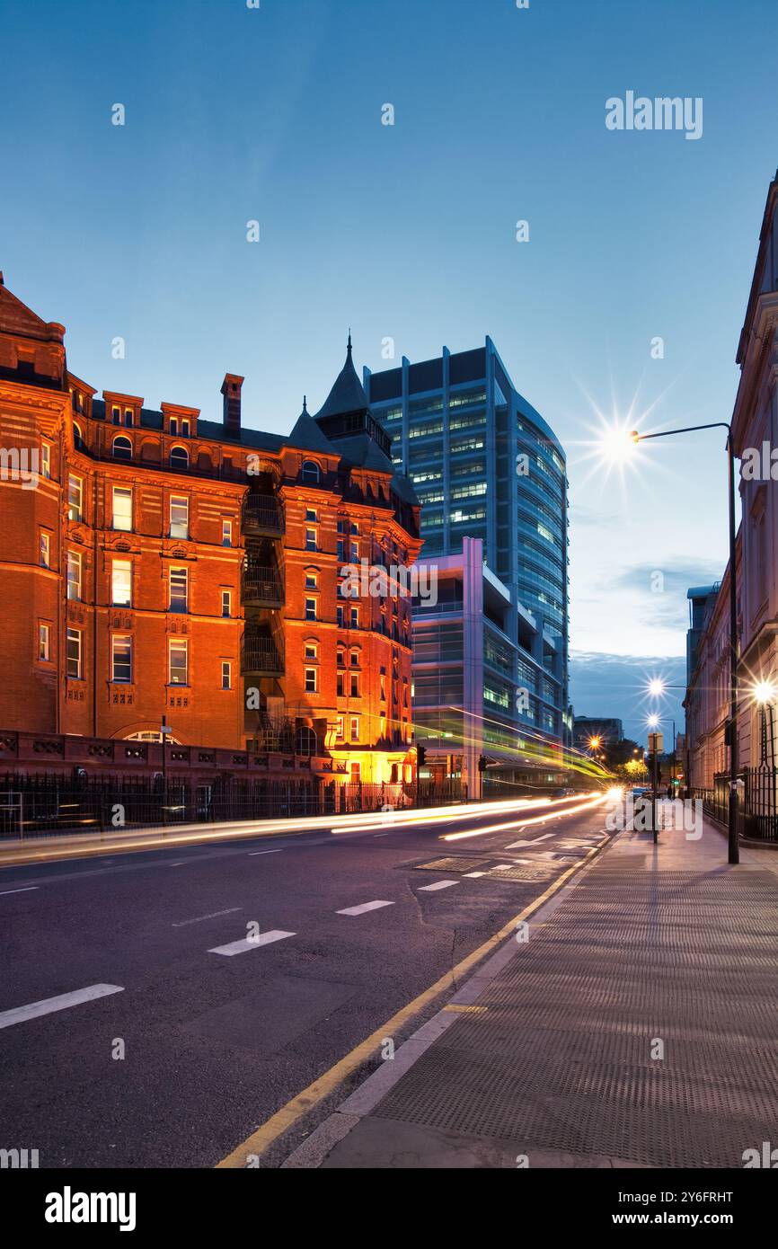 University College London campus con University College Hospital in Gower Street a Bloomsbury, Londra, Regno Unito di notte. Foto Stock