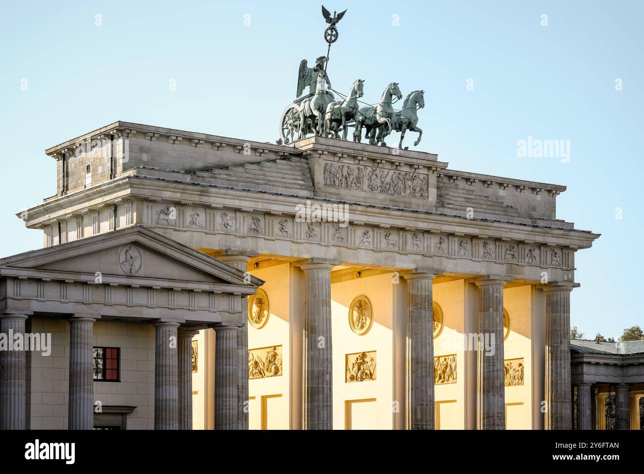 la famosa porta di brandeburgo di berlino alla luce della sera Foto Stock
