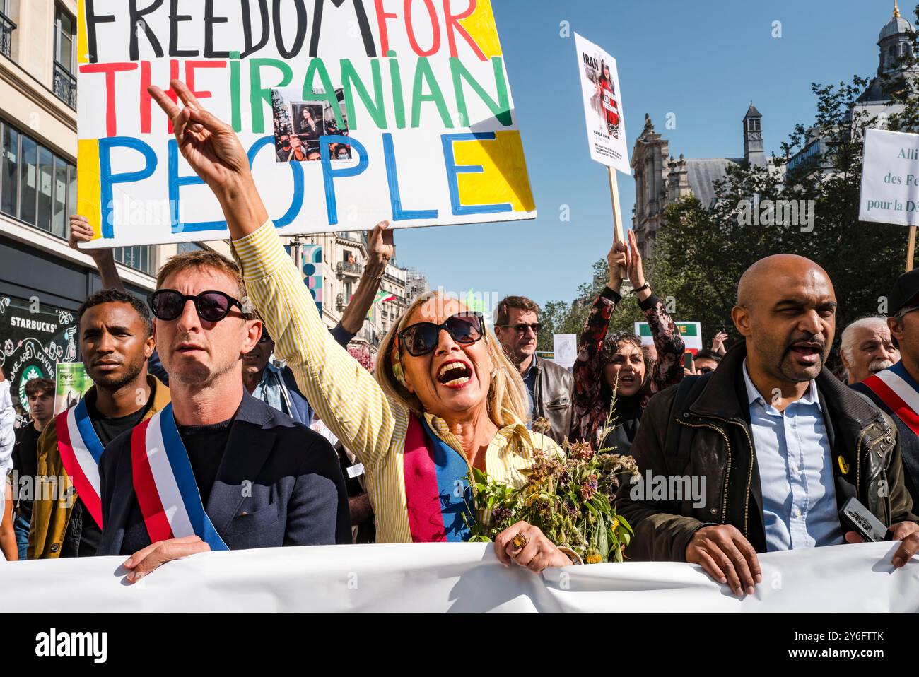Genevieve GARRIGOS, Conseillere de Paris e consigliere dell'arrondissement, delegato al sindaco del ventesimo arrondissement incaricato dell'antidiscriminazione, guida la corteccia rendendo il V della vita. Donna vita libertà. Manifestazioni in occasione di due anni dall'assassinio di Jina Mahsa Amini, avvenuto il 16 settembre 2022 a Teheran, e per sostenere il popolo iraniano nella sua ricerca della libertà, della laicità e della democrazia. Francia, Parigi, 15 settembre 2024. Foto di Patricia Huchot-Boissier / Agence DyF. Foto Stock