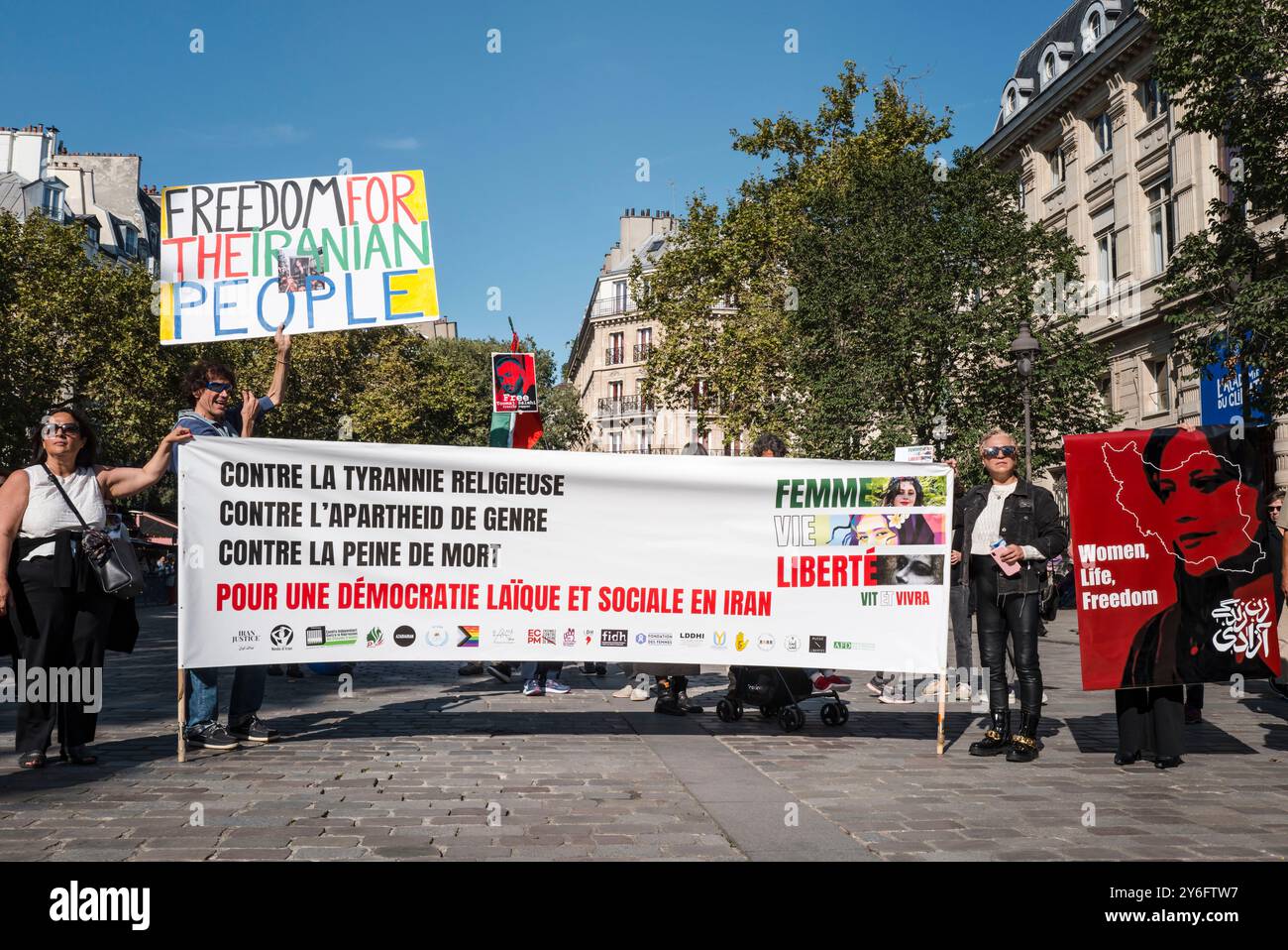 Lo striscione, Woman Life Free, senza i politici eletti. Donna vita libertà. Manifestazioni in occasione di due anni dall'assassinio di Jina Mahsa Amini, avvenuto il 16 settembre 2022 a Teheran, e per sostenere il popolo iraniano nella sua ricerca della libertà, della laicità e della democrazia. Francia, Parigi, 15 settembre 2024. Foto di Patricia Huchot-Boissier / Agence DyF. Foto Stock