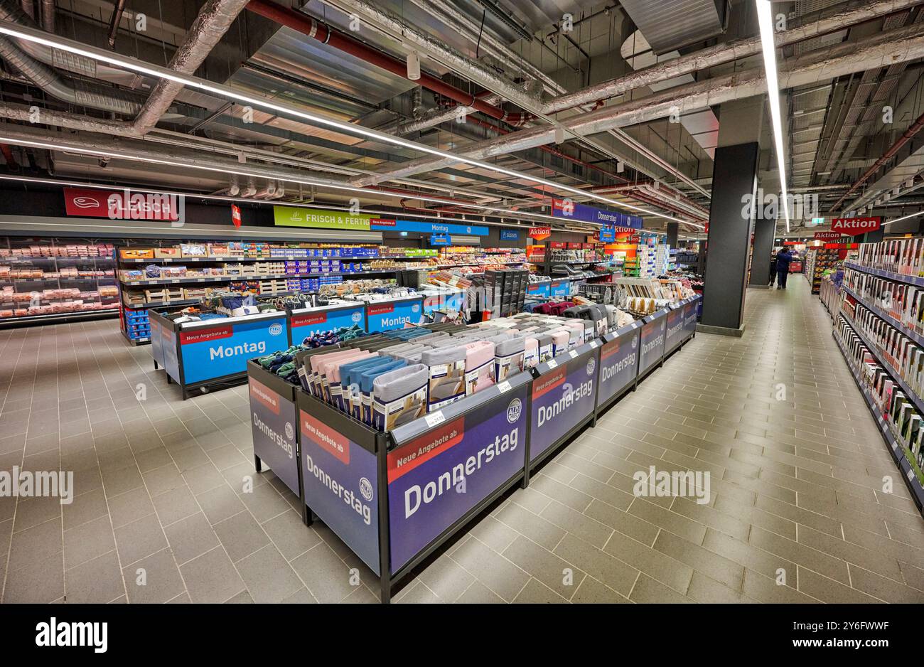 In der Essener Innenstadt im Königshof am Wili-Brand-Platz eröffnet eine neue Aldi Nord filiale. Zu sehen sind regale und Warenkörbe mit vielen Produk Foto Stock