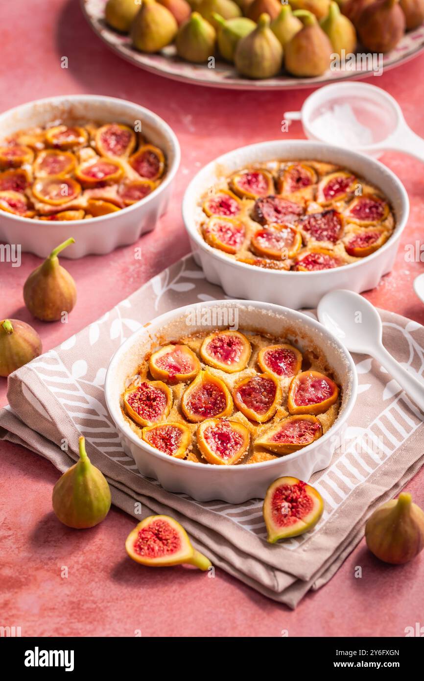 Deliziosa torta di fichi fatta in casa sul tavolo della cucina Foto Stock