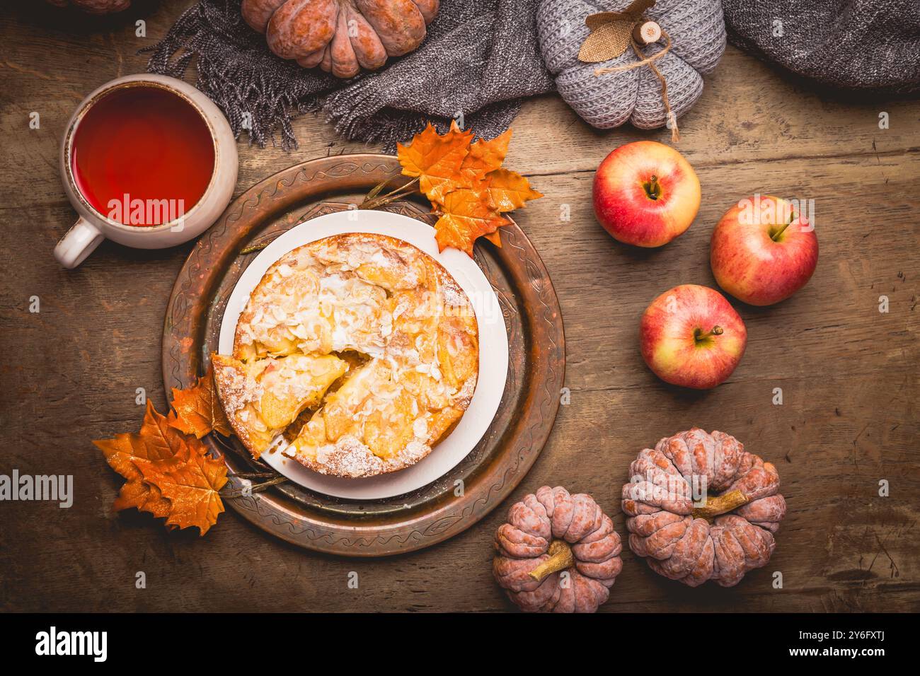 Torta di mele fatta in casa con tè alla frutta per le fredde giornate autunnali e il giorno del Ringraziamento Foto Stock