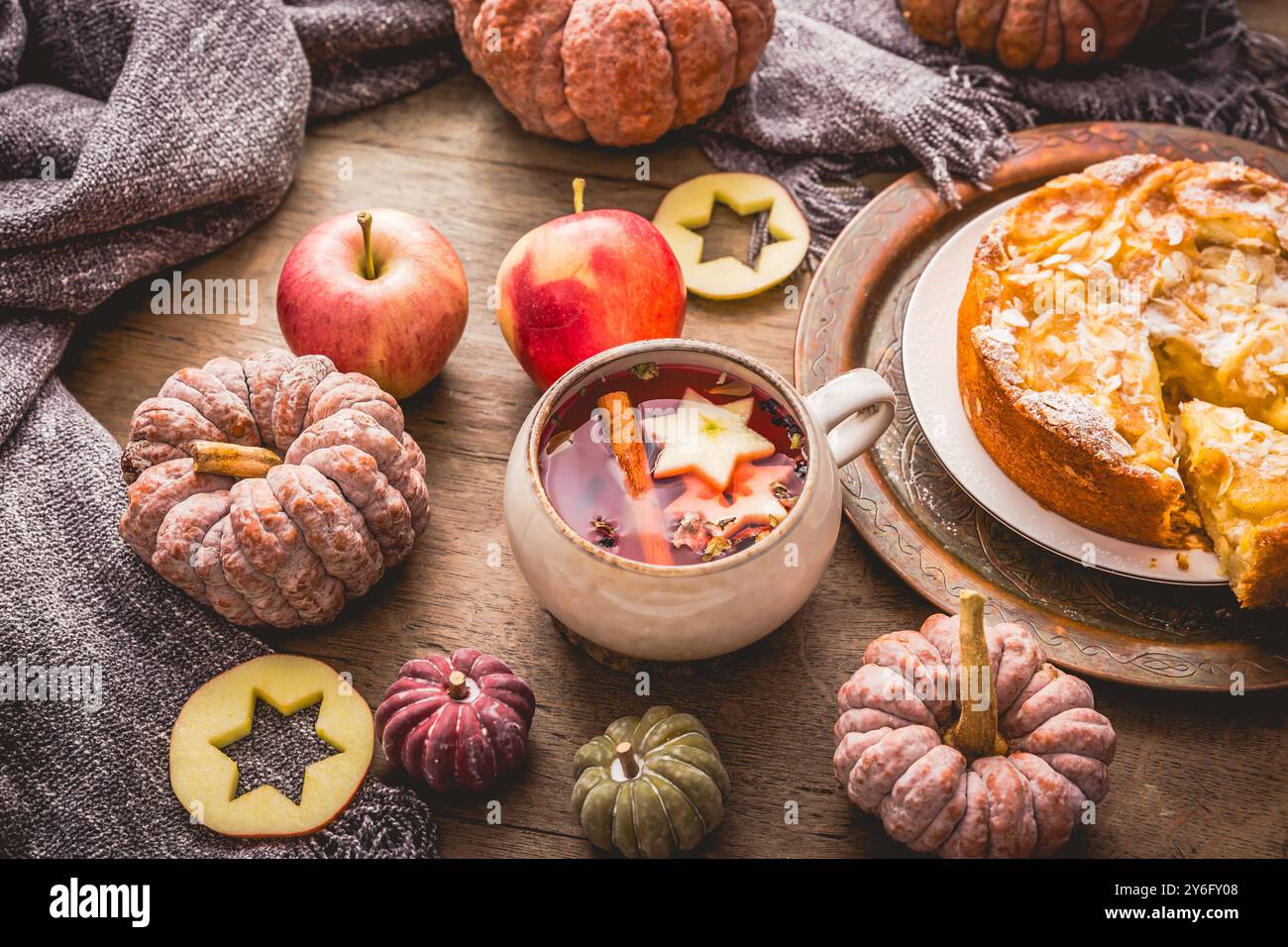 Torta di mele fatta in casa con tè alla frutta per le fredde giornate autunnali e il giorno del Ringraziamento Foto Stock
