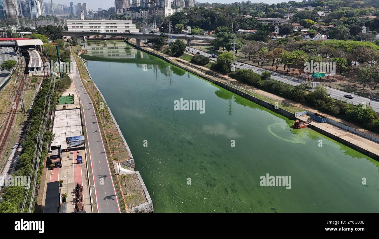 San Paolo, San Paolo, Brasile. 25 settembre 2024. San Paolo (SP), 09/25/2024 - CLIMA/FIUME PINHEIROS/SP - il fiume Pinheiros nella città di San Paolo ha una colorazione verdastra a causa della proliferazione di alghe e cianobatteri. Le caratteristiche del Pinheiros, un "fiume atipico", con bassa portata e frequenti scarichi di carico organico, contribuiscono al peggioramento del fenomeno. Cetesb dice che le condizioni dell'acqua dovrebbero migliorare solo dopo forti piogge, questo mercoledì pomeriggio, 25 settembre 2024. (Foto: Leco Viana/Thenews2/Zumapress) (immagine di credito: © Leco Viana/TheNEWS2 via ZUMA Pr Foto Stock