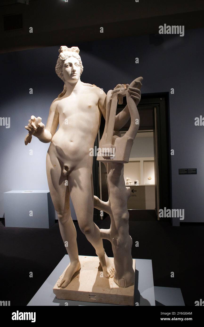 Berlino, Germania, 24 luglio 2009, la squisita scultura di Apollo mostra l'arte ellenistica in marmo al Museo di Pergamo, attirando i visitatori a Berl Foto Stock