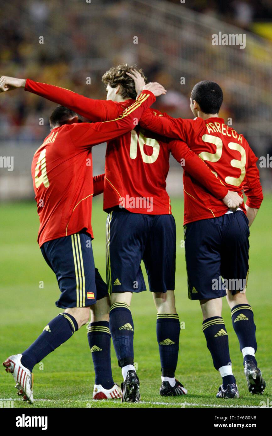 Siviglia, Spagna, 11 febbraio 2009, Llorente è abbracciato da Marchena e Arbeloa dopo aver segnato, evidenziando il vantaggio degli Spains contro l'Inghilterra durante l'amichevole Foto Stock