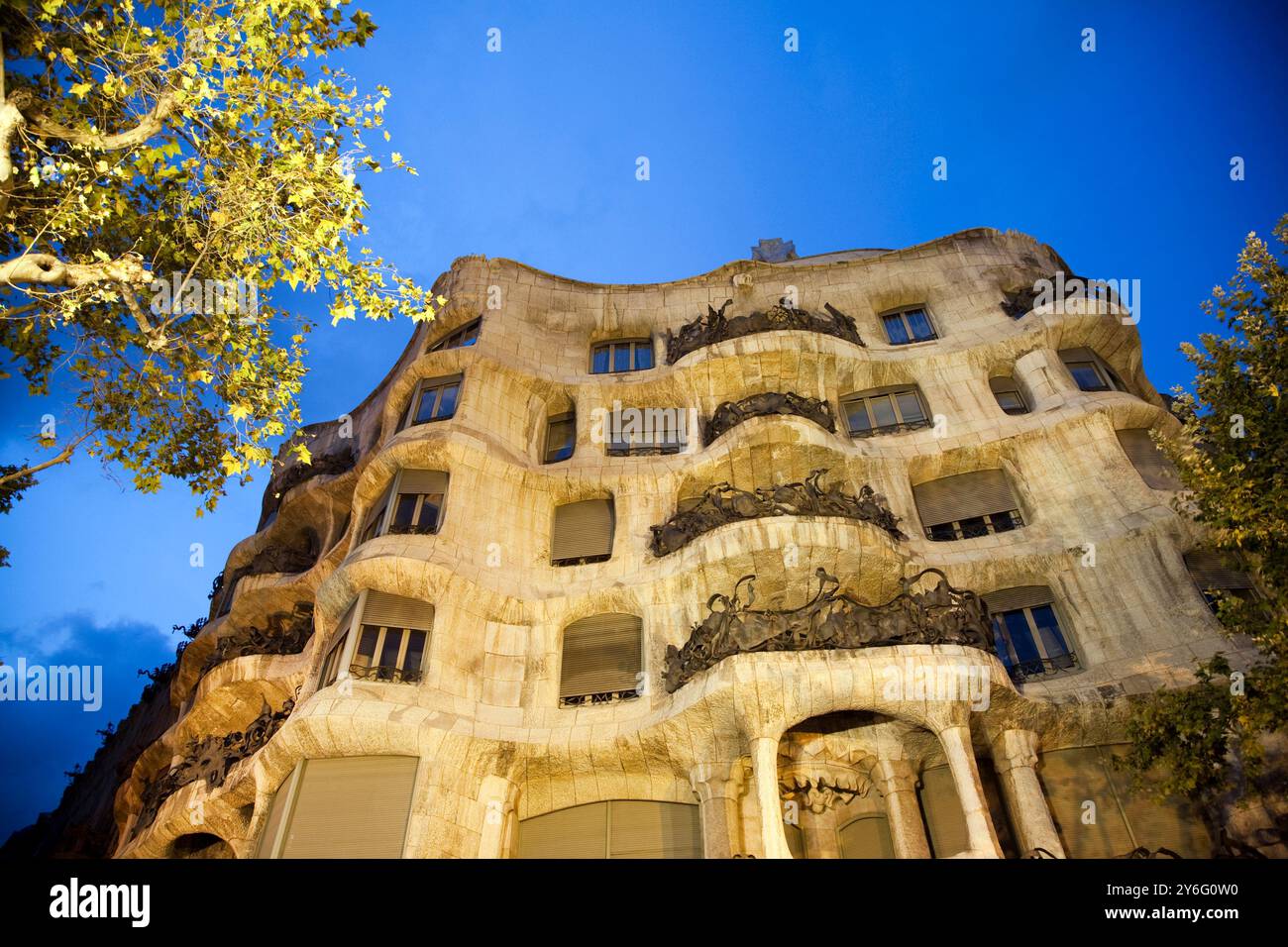 Esplora la splendida architettura de la Casa Mila di Gaudí, splendidamente illuminata in una notte a Barcellona, evidenziando il suo design unico sul Paseo de Foto Stock
