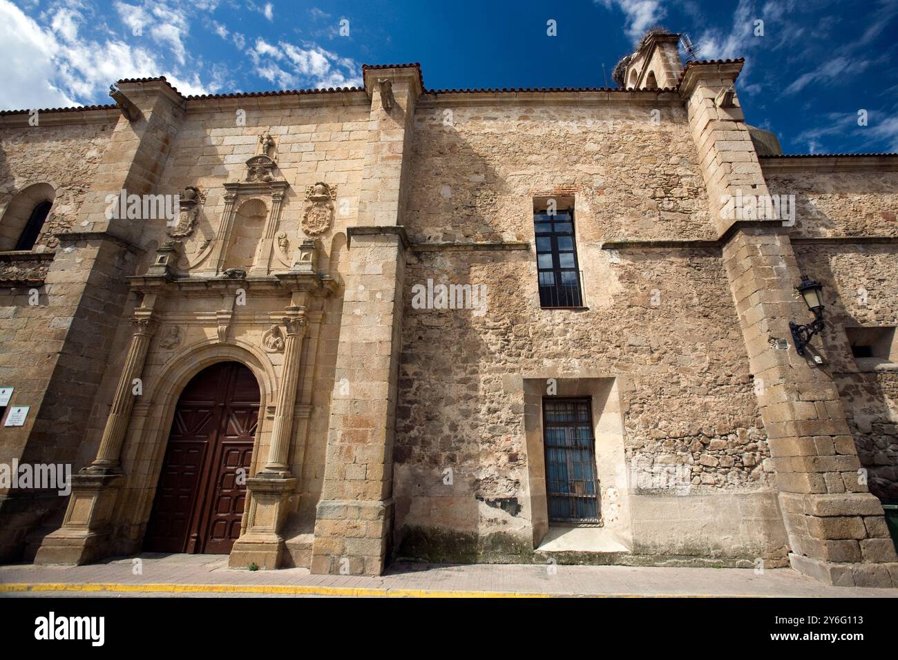 Esplora la storica Iglesia del convento de las Monjas Clarisas, una meraviglia plateresca del XVI secolo situata a Cáceres, Spagna. Foto Stock