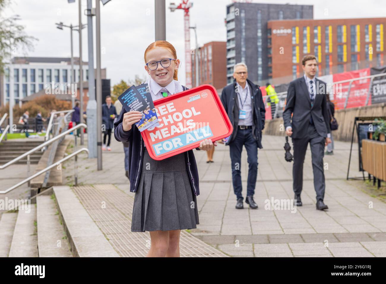 Liverpool, Regno Unito. 24 SETTEMBRE 2024. I volantini delle scuole primarie distribuiscono volantini mentre si sono riuniti con parlamentari e sindacalisti, in occasione dell'evento organizzato da NEU e No Child Left Behind. Chiesero a Keir Starmer di preparare gratuitamente i pasti scolastici (come a Londra, Galles e Scozia) tra gli oratori c'erano Daniel Kebede e Phil Clarke del NEU e il deputato locale Kim Johnson. Credito Milo Chandler/Alamy Live News Foto Stock