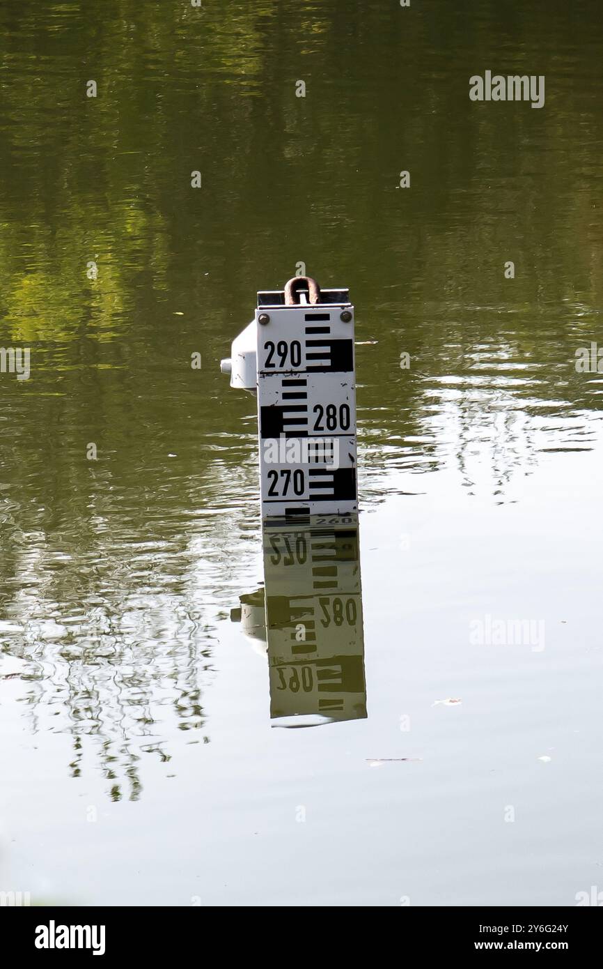 Indicatore del livello dell'acqua alla drammatica inondazione in Austria Foto Stock