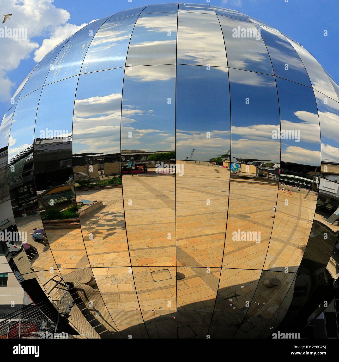 La Millennium Sphere riflette il cielo blu e le nuvole soffici in Millennium Square, nel centro di Bristol, Inghilterra, Regno Unito. 2024 Foto Stock