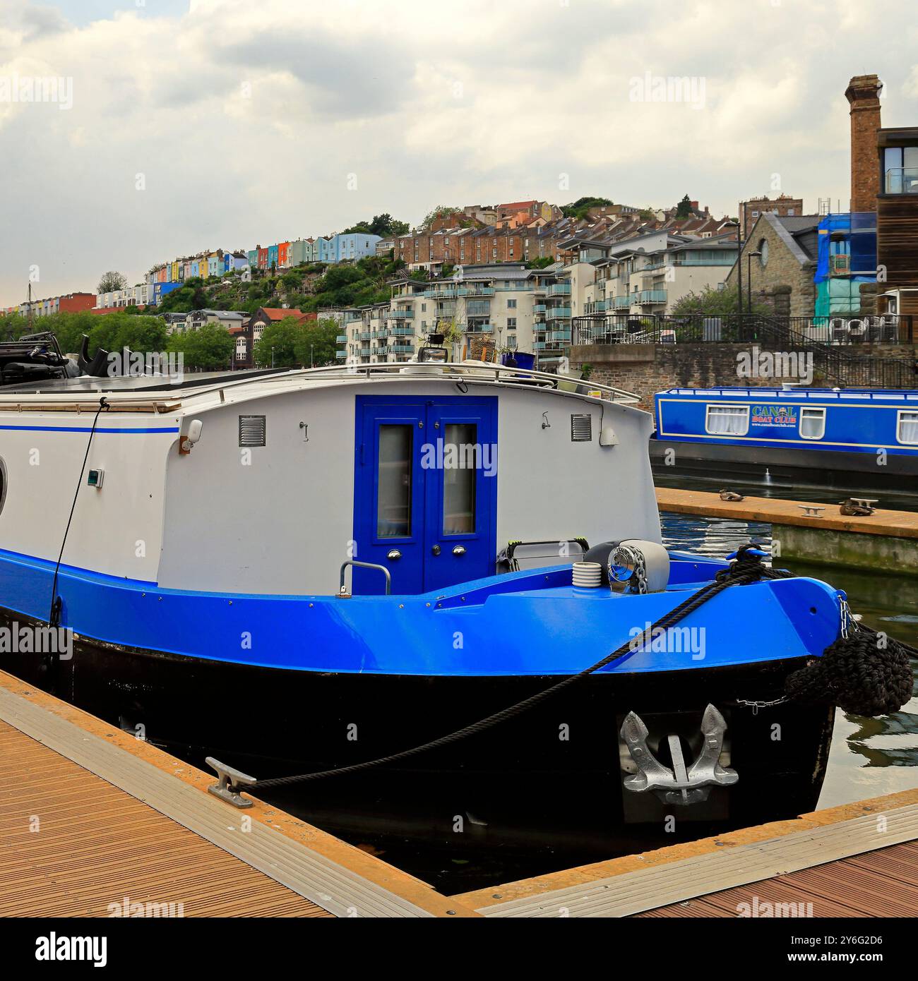 Colorata barca stretta, porto galleggiante di Bristol, Inghilterra occidentale, Regno Unito. 2024 Foto Stock