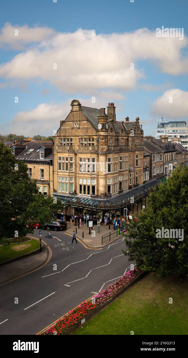 HARROGATE, REGNO UNITO - 21 SETTEMBRE 2024. Vista aerea dell'esterno dell'architettura vittoriana del Betty's Cafe e delle sale da tè di Harrogate, Foto Stock