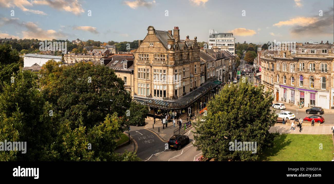 HARROGATE, REGNO UNITO - 21 SETTEMBRE 2024. Vista aerea dell'esterno dell'architettura vittoriana del Betty's Cafe e delle sale da tè di Harrogate, Foto Stock
