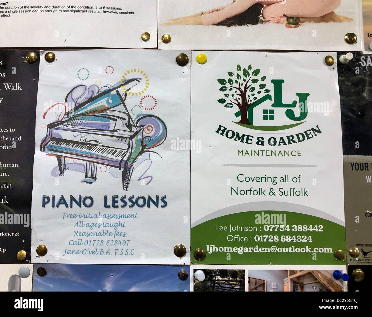 Avvisi fissati con spille da disegno su una bacheca in una piccola città supermercato lezioni di pianoforte o manutenzione di case e giardini a Norfolk e Suffolk Foto Stock