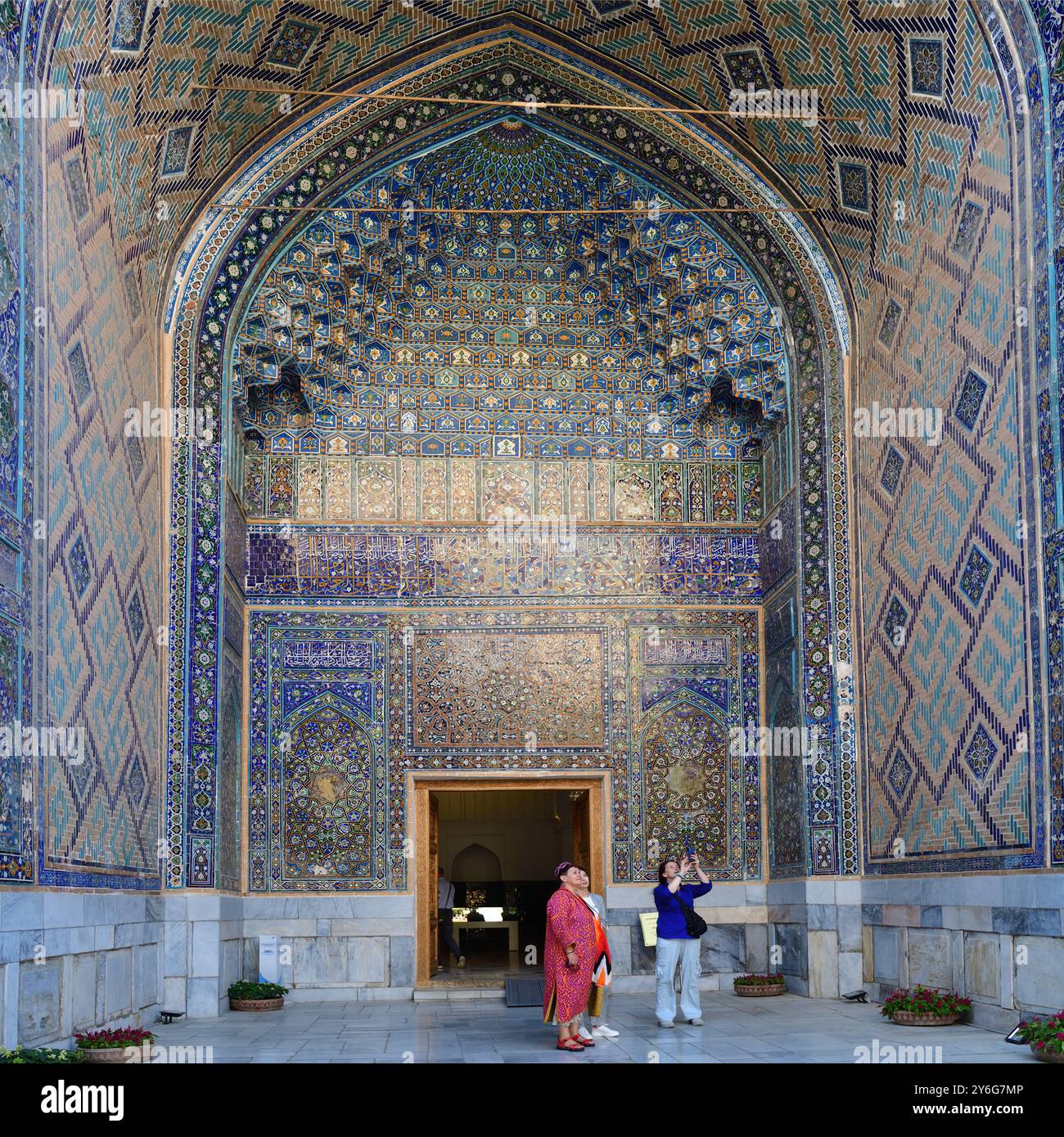 Samarcanda, Uzbekistan - 10 settembre 2024: Turisti nella Madrasa Ulugbek in Piazza Registan Foto Stock