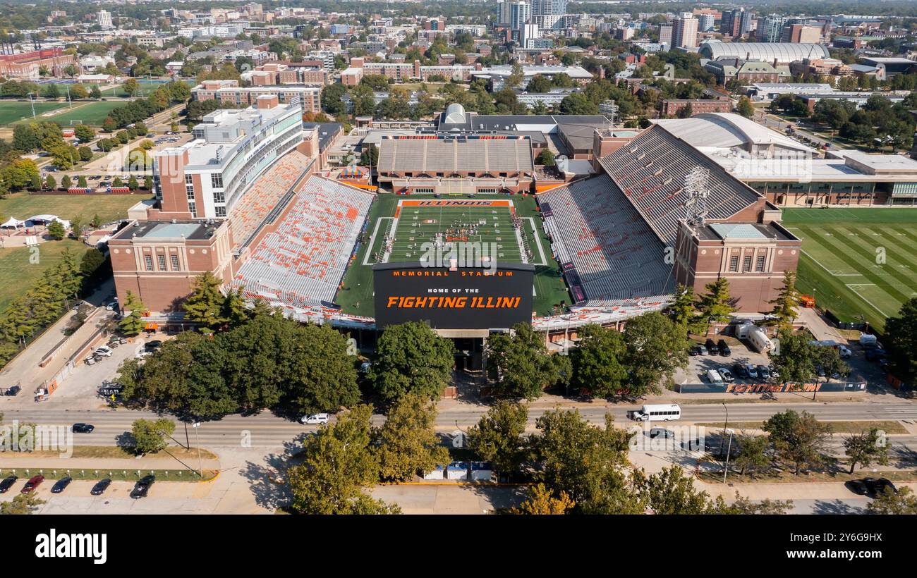 Il Memorial Stadium della University of Illinois ospita la squadra di football NCAA Fighting Illini. Foto Stock