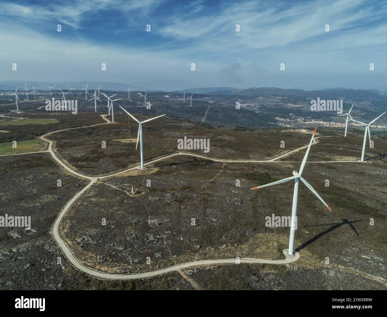 Vista aerea del lotto di mulini a vento o turbine eoliche su un parco eolico in rotazione per generare energia elettrica Foto Stock