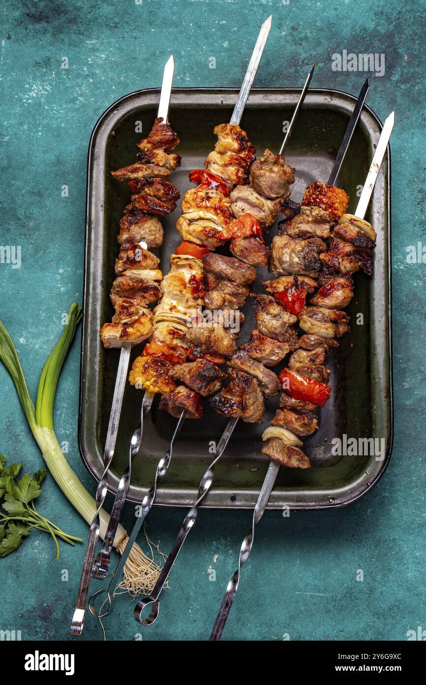 Cibo, carne di maiale grigliata alla griglia, spiedini di pollo e verdure su vassoio Vista dall'alto, disposizione piatta Foto Stock